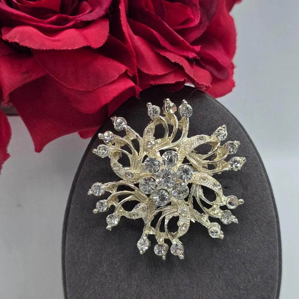 Sparkling Rhinestone Brooch Silver Snowflake Design Starburst Floral Pin Jewerly